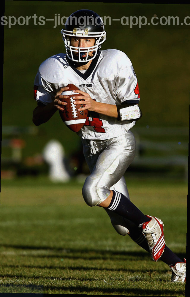 手机竖屏界面示意，屏幕内是等距视角的主场场馆地图，底部带横向滑动条与手势提示